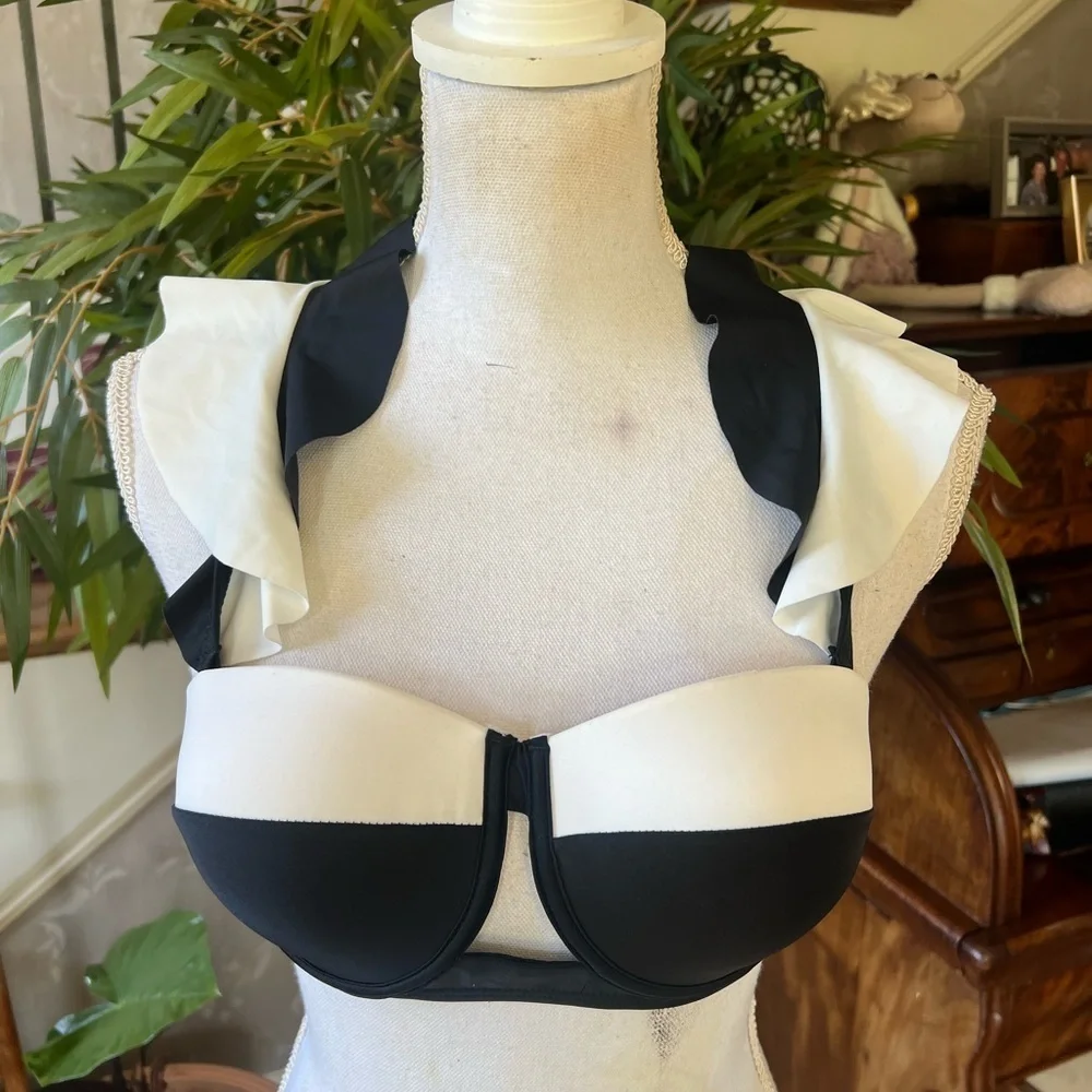 Ladies size Medium NWOT swim suit top black and white. Adorable